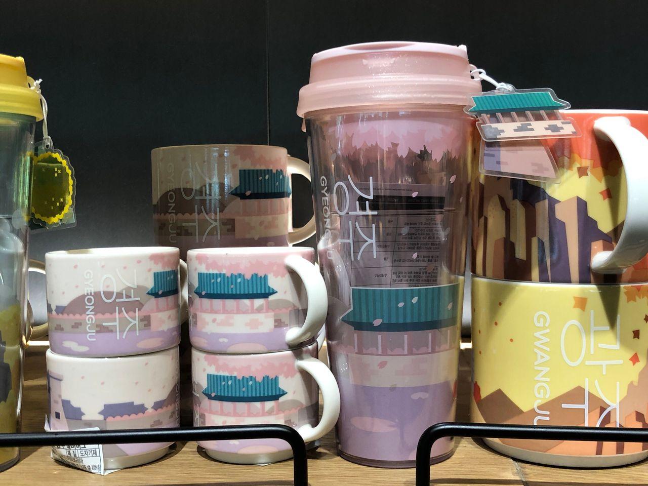 韓國星巴克紀念杯，展示於慶州及光州專區。